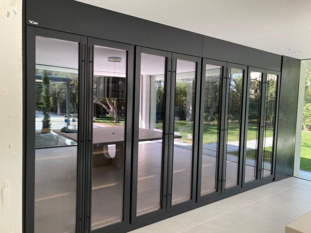 #89 Bodega Climatizada En Estilo Modernista Con Estanterias Metálicas En Domicilio Particular - Madrid